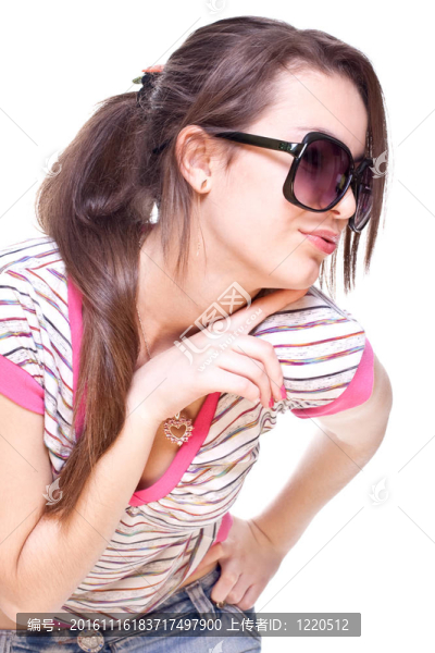 戴著眼鏡的粉紅色襯衫的女人