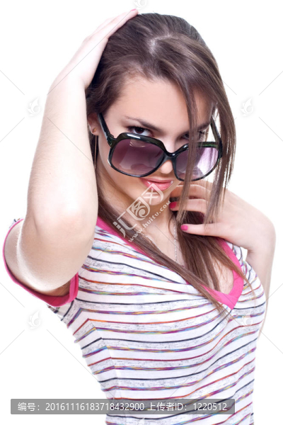 戴著眼鏡的粉紅色襯衫的女人