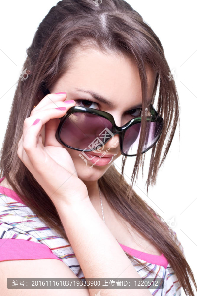 戴著眼鏡的粉紅色襯衫的女人