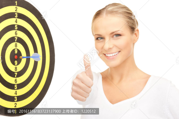 用飛鏢和靶的商人