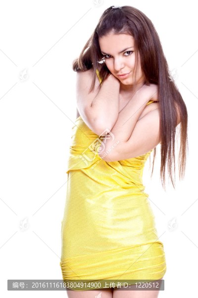 穿著黃色連衣裙的漂亮女人