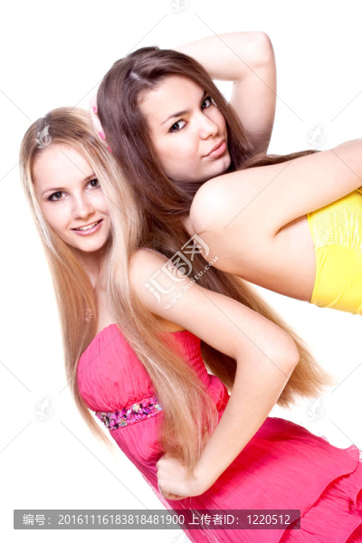 兩個(gè)美麗的女人穿著一條彩色的裙子