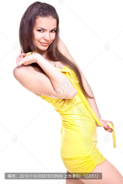 穿著黃色連衣裙的漂亮女人
