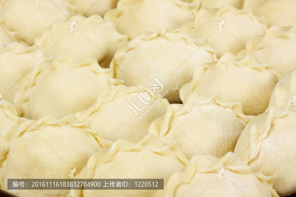 未煮熟的餃子用馬鈴薯