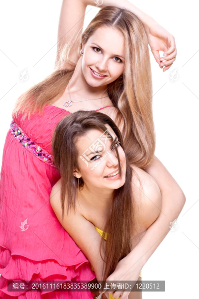 兩個美麗的女人穿著一條彩色的裙子