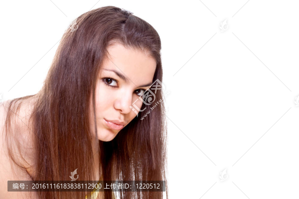 穿著黃色連衣裙的漂亮女人
