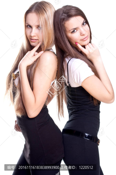 兩個美麗的女人在一套西裝