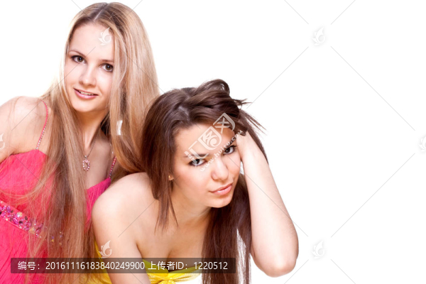 兩個美麗的女人穿著一條彩色的裙子
