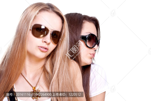 兩個(gè)美麗的女人在一套西裝
