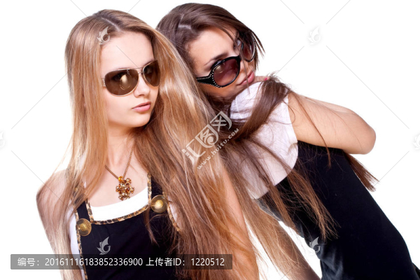 兩個(gè)美麗的女人在一套西裝