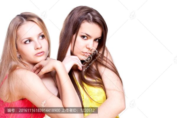 兩個美麗的女人穿著一條彩色的裙子