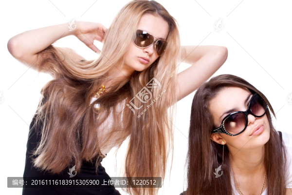 兩個美麗的女人在一套西裝