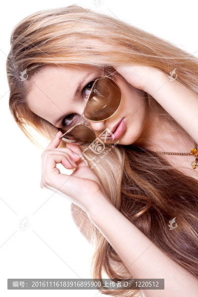 穿著眼鏡的漂亮女人