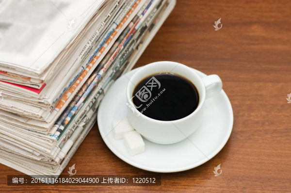咖啡和報紙上的杯子