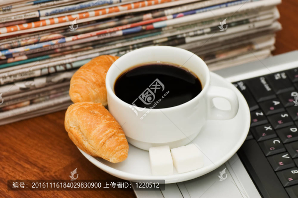 咖啡和報紙上的杯子