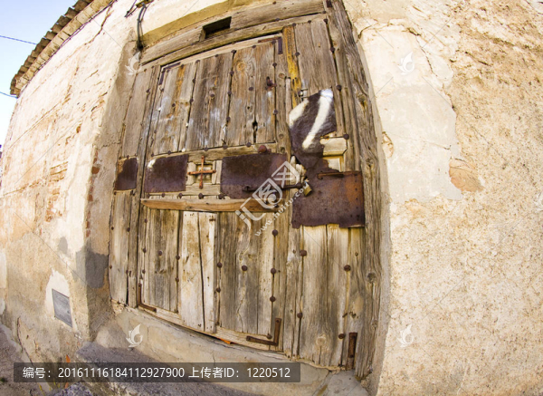 街道用泥造的房子；鄉(xiāng)村小鎮(zhèn)