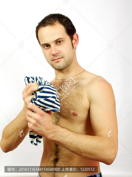 英俊的肌肉男