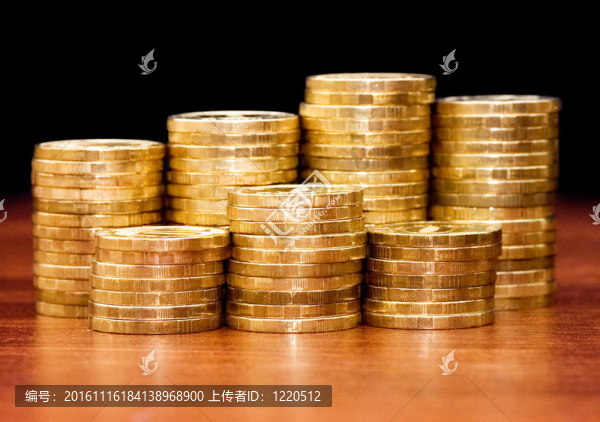 木制桌子上的金幣