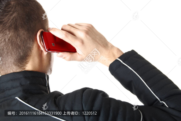 男子正在談紅色智能手機
