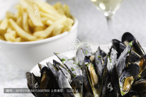 貽貝；朋友和白葡萄酒