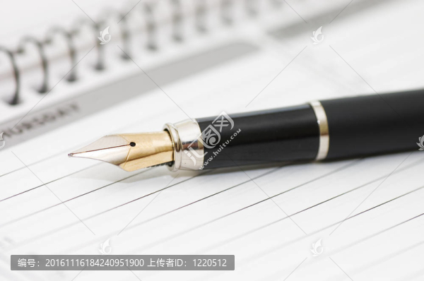鋼筆和空白螺旋裝訂記事本