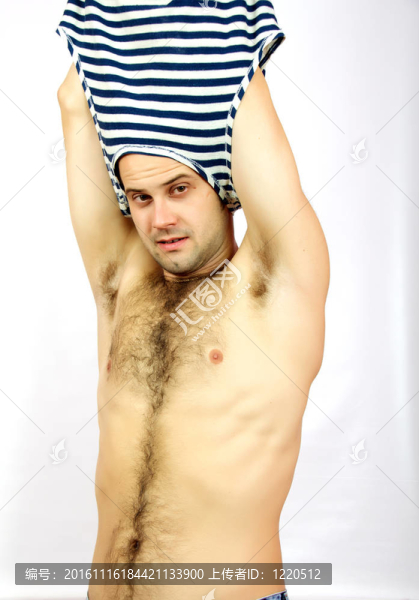 英俊的肌肉男