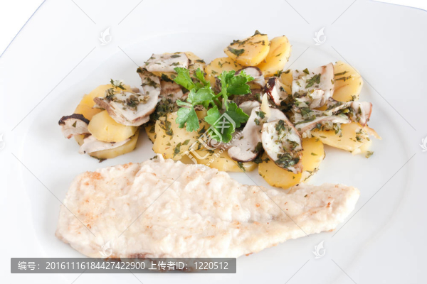 蘑菇和土豆雞肉薄片