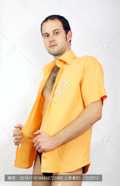 英俊的肌肉男