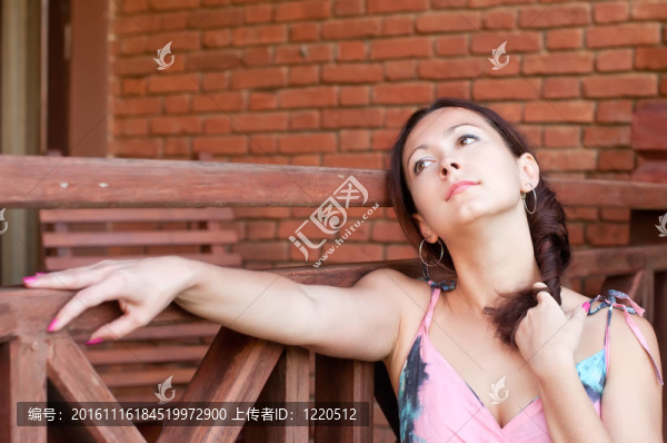 夢(mèng)中的女人在磚墻附近