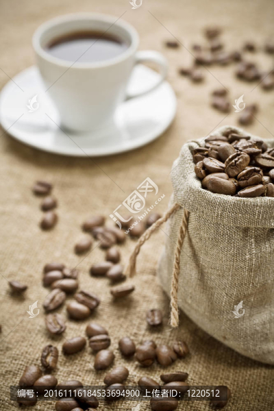 咖啡豆和一杯咖啡