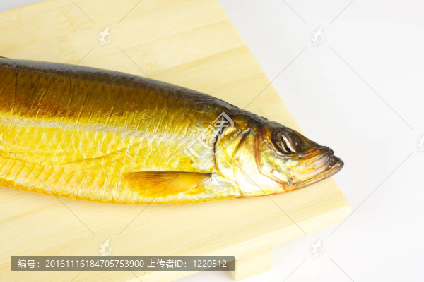 在白色背景上分離的熏鯡魚(yú)