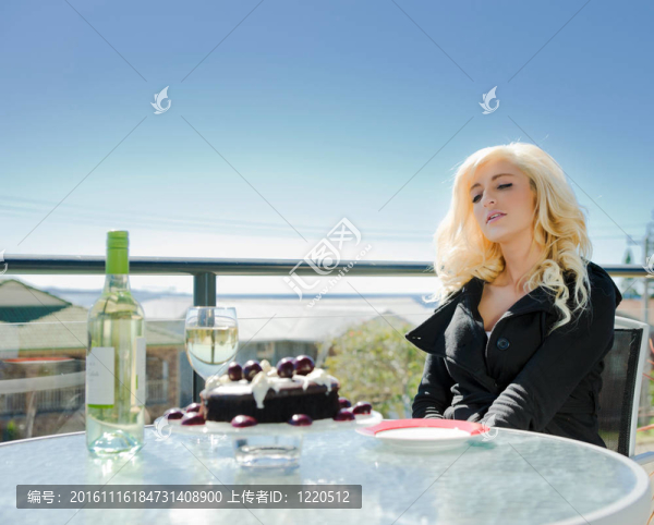 巧克力蛋糕甜點的女人