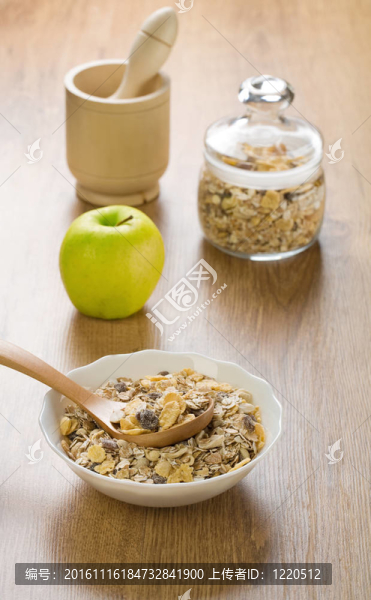 牛奶什錦早餐蘋果和砂漿