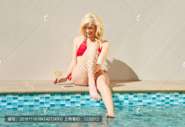 美麗的年輕女子游泳池