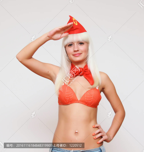 宏偉的女孩在一個紅色的圍巾