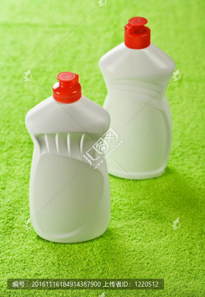 綠色毛巾上的兩個塑料瓶