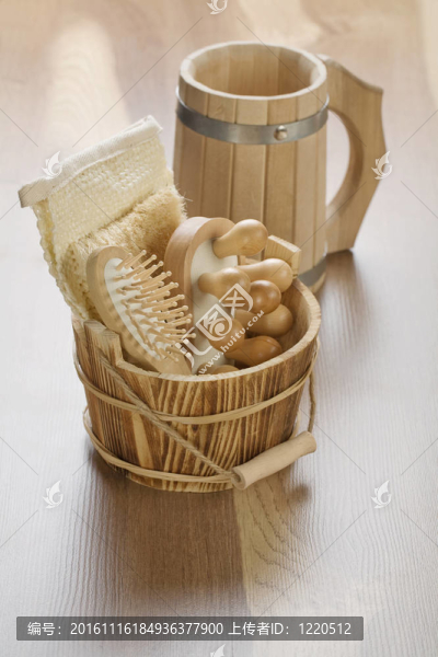 帶杯的木桶
