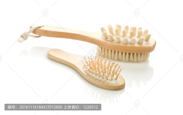 木制的梳子和刷子