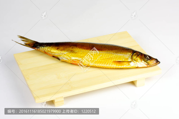在白色背景上分離的熏鯡魚