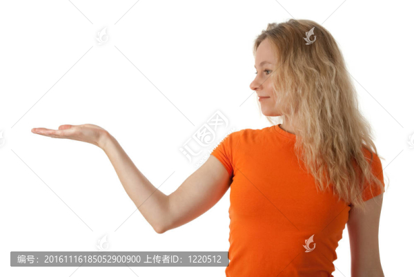 年輕漂亮的女人拿著她的手心