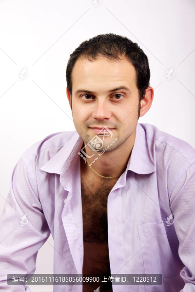 英俊的肌肉男