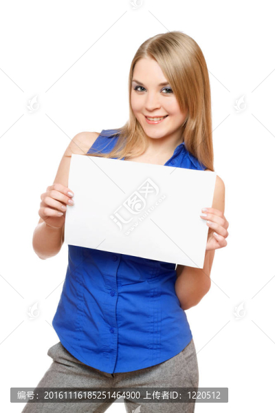 開朗的年輕女子拿著空白板
