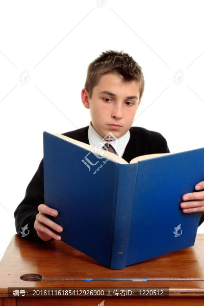 學生閱讀課本