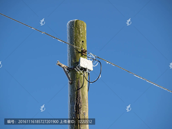 一個(gè)藍(lán)色天空的電線桿