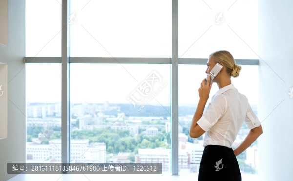 女人打電話