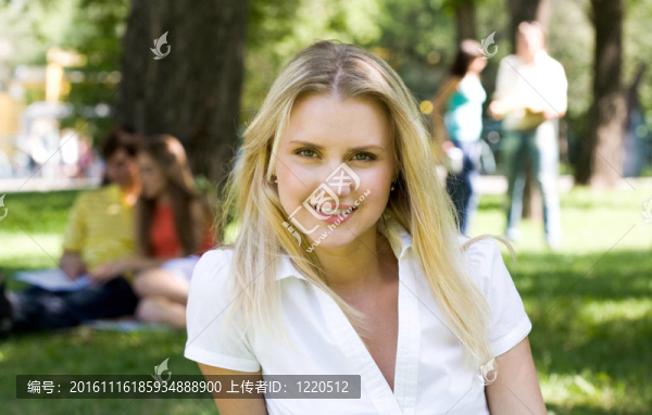 漂亮的金發(fā)女郎