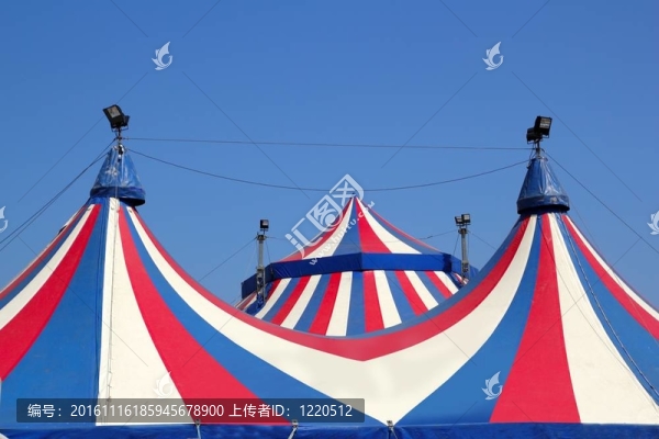 七彩天空下的馬戲團(tuán)帳篷