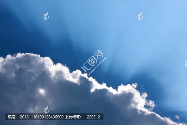 通過對(duì)藍(lán)色的天空陰霾的陽光：可以作為背景和戲劇性的外觀