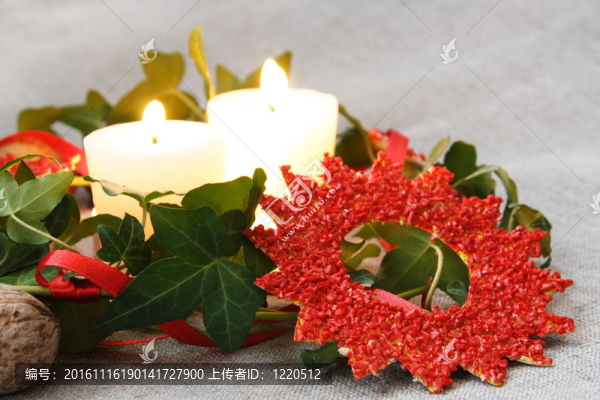 圣誕蠟燭和常春藤裝飾