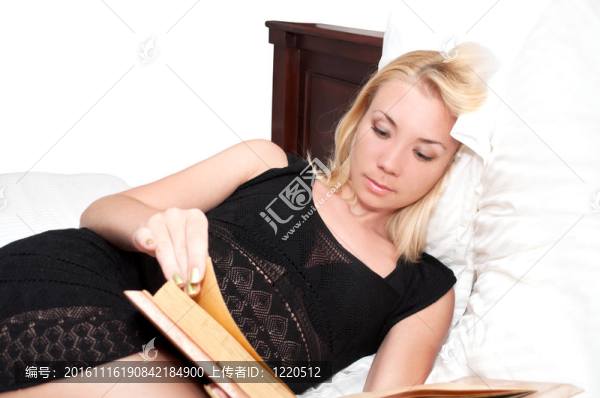 讀一本書的女孩